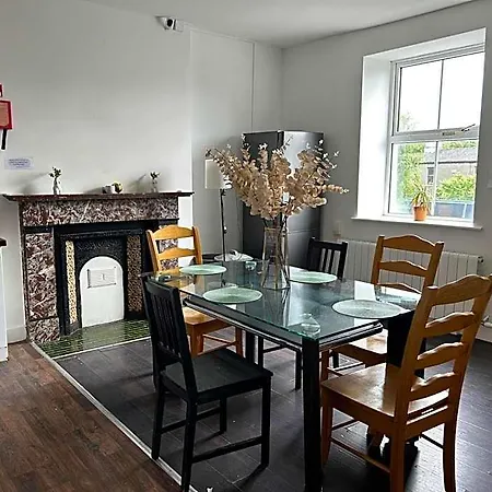 Auberge de jeunesse Sarsfields Communities